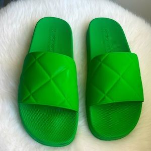 Bottega Veneta Slider Size 40.